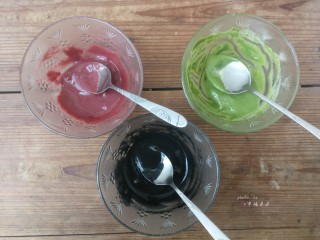 9、彩绘玫瑰蛋糕卷,搅拌均匀即可（抹茶粉面糊拌匀后感觉比较干，可以再加少许水调稀释些，以保证三种面糊浓稠度一致）