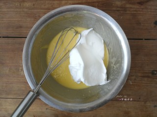 15、彩绘玫瑰蛋糕卷,剩余的蛋白霜取1/3入蛋黄糊盆中，用刮刀翻拌均匀