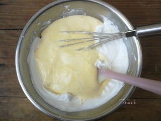 16、彩绘玫瑰蛋糕卷,拌匀后全部倒入剩余的蛋白霜盆中