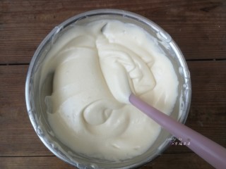 17、彩绘玫瑰蛋糕卷,用刮刀划J字翻拌均匀，切记不要画圈搅拌！