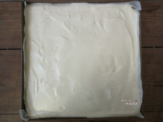 19、彩绘玫瑰蛋糕卷,用刮板轻抹表面的蛋糕糊，往烤盘四周推送，使蛋糕糊平整