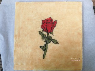 21、彩绘玫瑰蛋糕卷,出炉后轻震热气，将烤好的蛋糕片倒扣在一张新的油纸上，立即揭开底部油纸，放凉备用