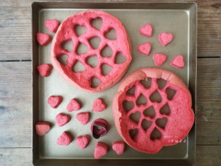 22、彩绘玫瑰蛋糕卷,蛋糕片晾凉过程中，可以准备夹心用的材料，我事先烤了一个红丝绒蛋糕，用爱心模具刻出若干个心型，如果不想用夹心可以省略此步，或者也可以用红色水果果肉刻出爱心造型作为夹心使用