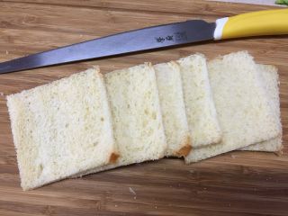 3、#吐司新吃法之五#三明治寿司,切掉四边的皮