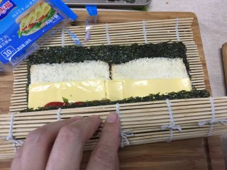 12、#吐司新吃法之五#三明治寿司,提起竹帘,开始往前卷