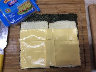 10、#吐司新吃法之五#三明治寿司, 随后放入馅料,挤上适量的番茄酱