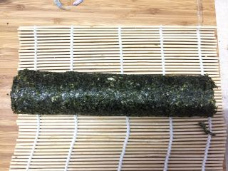 13、#吐司新吃法之五#三明治寿司,卷到最后,稍微压紧一下