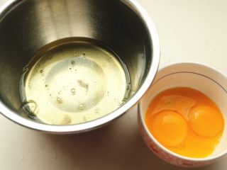 2、黑森林蛋糕,蛋白蛋黄分离。