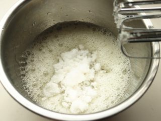 3、黑森林蛋糕,蛋白打发到粗泡时，加入砂糖A。