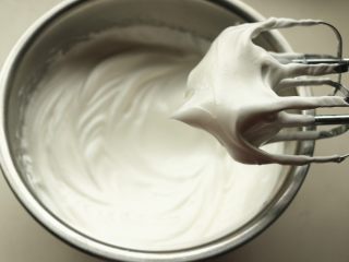 4、黑森林蛋糕,继续打发到硬性发泡。