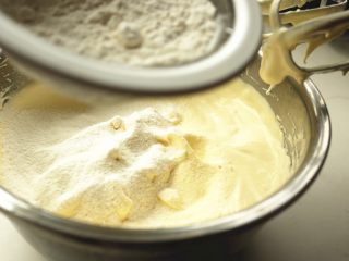 8、黑森林蛋糕,筛入低粉。