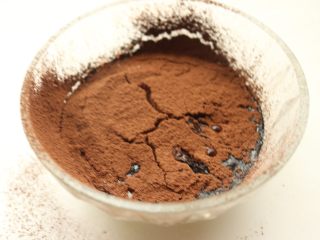 12、黑森林蛋糕,筛入可可粉。