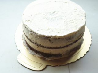 24、黑森林蛋糕,外面抹上奶油，薄薄一层即可，不平也没关系，反正待会要沾巧克力屑。