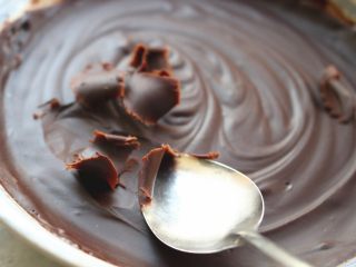 26、黑森林蛋糕,用勺子刮出巧克力屑待用。