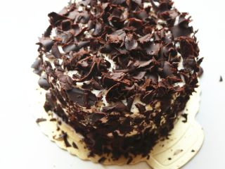 27、黑森林蛋糕,蛋糕周围全部粘上巧克力屑。