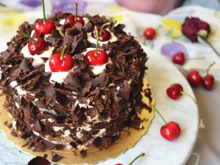 28、黑森林蛋糕,顶部挤上几朵奶油，放上樱桃装饰，蛋糕就做好了。