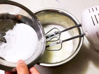 9、不加一滴水的原味蛋糕,分三次加入白糖