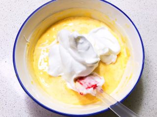 12、不加一滴水的原味蛋糕,用切拌法调匀，再加入1/2蛋白糊