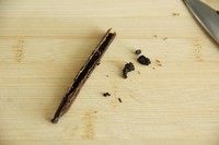 2、纯牛奶冰淇淋,香草荚用刀子划开，取出香草籽