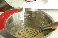 5、纯牛奶冰淇淋,将少量3倒入2的盆中，用打蛋器搅拌均匀后再加入2剩余的部分，继续用打蛋器搅拌。或者少量多次加入。目的是防止一次性加入牛奶，将鸡蛋烫熟，产生一粒一粒的煎蛋现象。