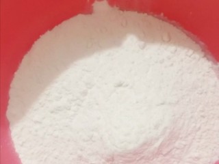 1、春饼卷土豆丝,面粉放入盆里,加入5克盐