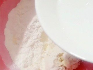 2、春饼卷土豆丝,一半面粉用开水和面,另一半面粉放入凉水和面