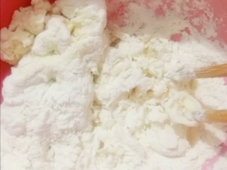 3、春饼卷土豆丝,用筷子搅拌均匀,揉成光滑面团