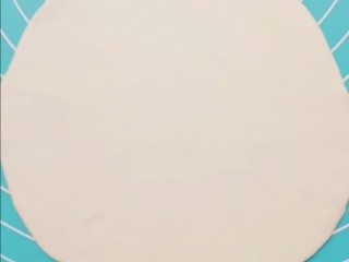 8、春饼卷土豆丝,用擀面杖擀成饼