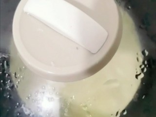 10、春饼卷土豆丝,盖上盖,中小火烙制饼中间鼓起来就可以了