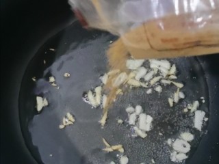 13、春饼卷土豆丝,锅烧热,放入食用油,加入十三香,蒜片爆香