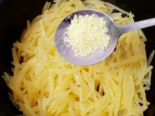 16、春饼卷土豆丝,加入一小勺鸡精