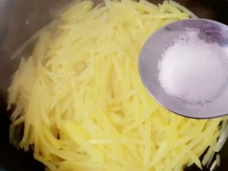 17、春饼卷土豆丝,一小勺盐