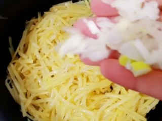 18、春饼卷土豆丝,撒上葱花即可