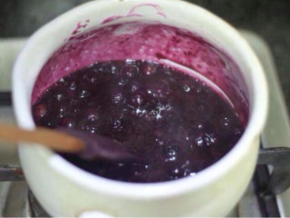 2、蓝莓冰淇淋,开小火，用刮刀不断搅拌，砂糖完全溶解后，蓝莓就会渗出汁水。等到蓝莓酱汁开始冒泡沸腾，改用中火，继续用刮刀翻拌，直到蓝莓酱变得浓稠。