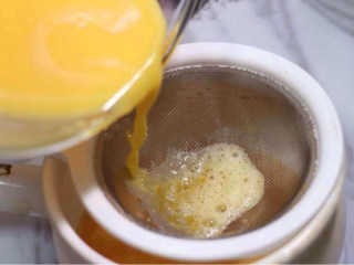 5、蓝莓冰淇淋,将蛋黄牛奶液过筛一遍重新倒入奶锅，这样冰淇淋口感会更细腻。