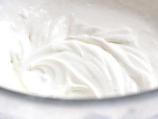 8、蓝莓冰淇淋,从冰箱中取出冷藏过的淡奶油，打发至六分发，稍有纹路，还会流动的状态。