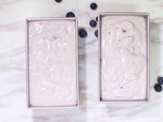 10、蓝莓冰淇淋,冰淇淋液倒入了两个小吐司模中，盖上保鲜膜，放入冰箱冷冻。中途无需拿出来搅拌，没有冰淇淋机也没关系。