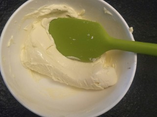 17、来自冬天的温暖—重芝士布朗尼蛋糕,冬天我用吹风机吹两下拌两下，很快就软化好啦。