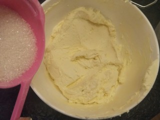 18、来自冬天的温暖—重芝士布朗尼蛋糕,加入40克糖。用我们的打蛋器打到均匀。