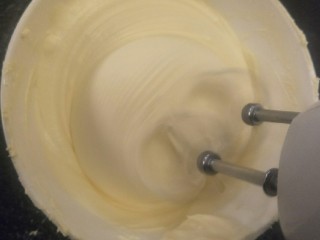 21、来自冬天的温暖—重芝士布朗尼蛋糕,开打蛋器低速搅打。