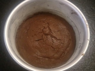 24、来自冬天的温暖—重芝士布朗尼蛋糕,把刚刚烤好的布朗尼拿出来(无需等冷却)