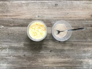 1、芝麻软面包,酵母3.5克加常温水20克，先溶解备用。冰牛奶和鸡蛋液混合