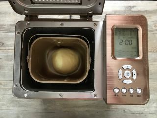 6、芝麻软面包,放入面包机内进行一发，时间为40分钟。