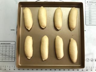 11、芝麻软面包,全部卷好后，摆入烤盘。