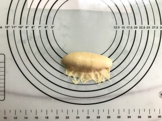 10、芝麻软面包,由上往下橄榄形卷起。