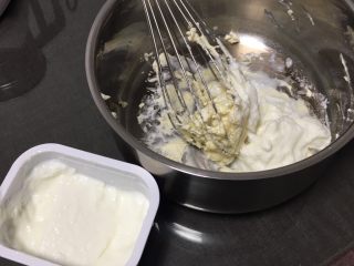 2、果酱奶酪蛋糕,加入糖粉搅拌均匀，再加入酸奶搅拌一下备用。