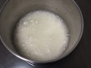 3、果酱奶酪蛋糕,鸡蛋分离出蛋白和蛋黄，用打蛋器高速搅打30圈，再加入30克细砂糖。