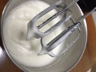 4、果酱奶酪蛋糕,继续搅打50圈，蛋白变白细腻，加入15克细砂糖。