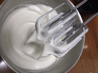 5、果酱奶酪蛋糕,再搅打50圈，加入最后的15克细砂糖。