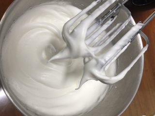 6、果酱奶酪蛋糕,继续搅打50圈，蛋白硬挺，出现直立的小尖峰。